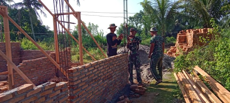 Penuh Semangat, Satgas TMMD 121 Kodim 0204/DS Siap Memasang Kusen Jendela dan Pintu