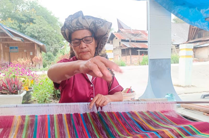 Nanti Boru Sipakar Pengrajin Ulos Harapkan Tenda dari Bank Indonesia