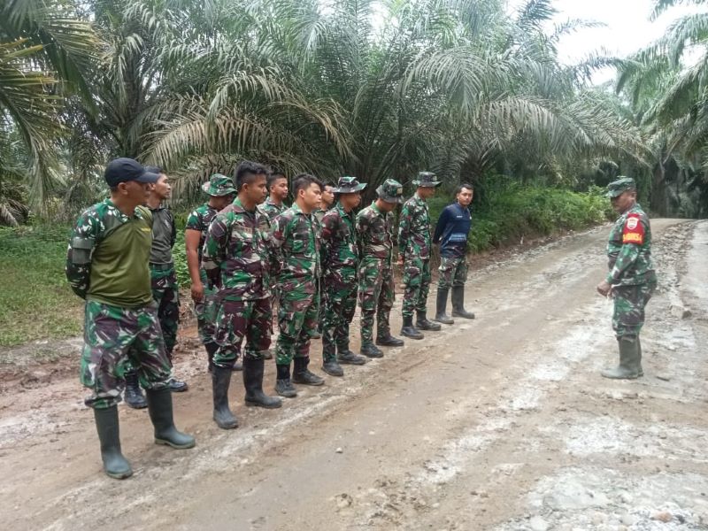 Babinsa Tiga Juhar Ambil Apel Satgas TMMD 121 Kodim 0204/DS: Kebut Pembangunan Jalan di Desa Rumah Sumbul