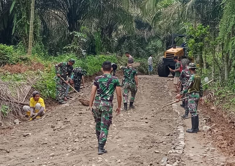 Bangun Sisa Perkerasan Jalan 510 Meter, Perwira Pengawas TMMD Genjot Semangat Personil