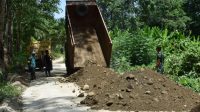 Berpacu dengan Waktu, Satgas TMMD 121 Kodim 0204/DS Maksimalkan Operasional Truk Material