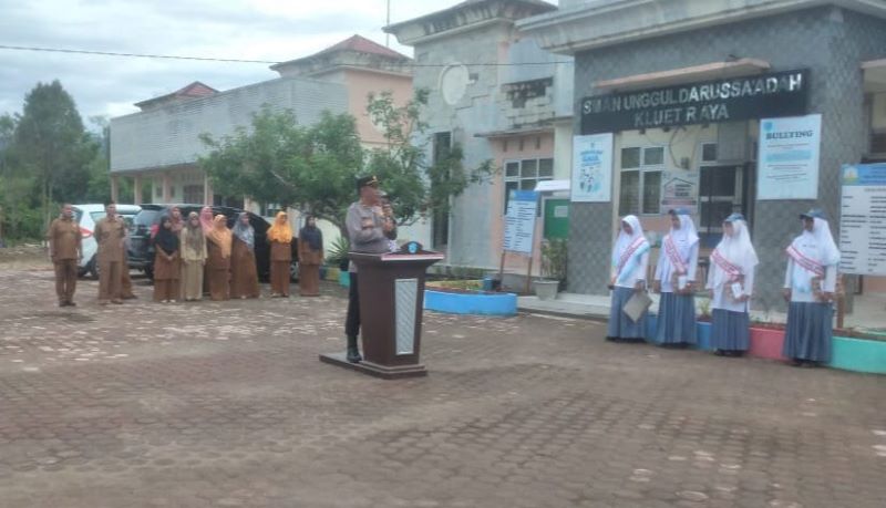 Kapolsek Pasieraja Jadi Pembina Upacara di SMAN Unggul Darul Sakdah, Sampaikan Pesan Kamtibmas