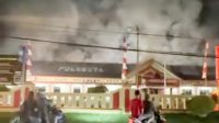 Polresta Deli Serdang Terbakar di Malam Hari, Warga Berbondong-Bondong Menyaksikan