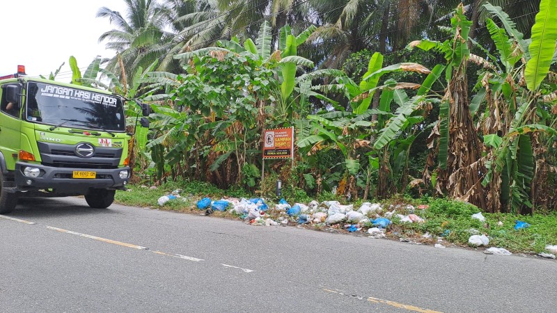 Sampah Berserakan di Pinggir Jalan Lintas Tapaktuan-Banda Aceh, Warga Harapkan Tindakan Pemerintah