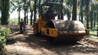 Satgas TMMD 121 Kodim 0204/DS Intensifkan Pemadatan Pondasi Jalan dengan Vibro Roller