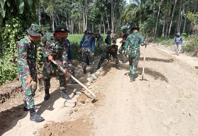 Satgas TMMD ke-121 Gencarkan Pembenahan Sisi Jalan Menjelang Finishing Pembangunan