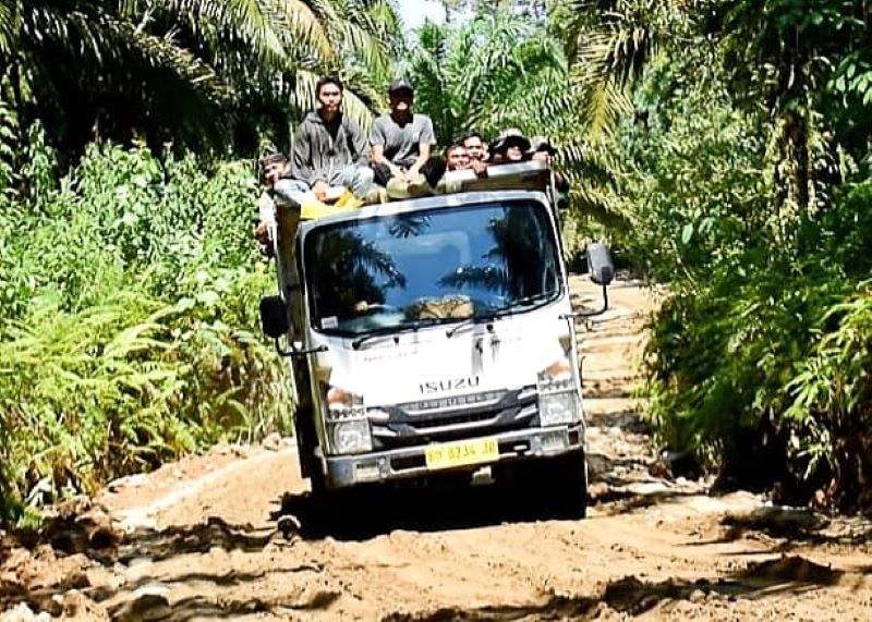Satgas TMMD ke-121 Kodim 0204/Deli Serdang dan Warga Semakin Antusias Menuju Pembangunan Jalan