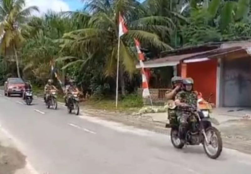Sosialisasi Pilkada Damai 2024, Babinsa Lakukan Patroli di Lokasi TMMD 121 Kodim 0204/DS