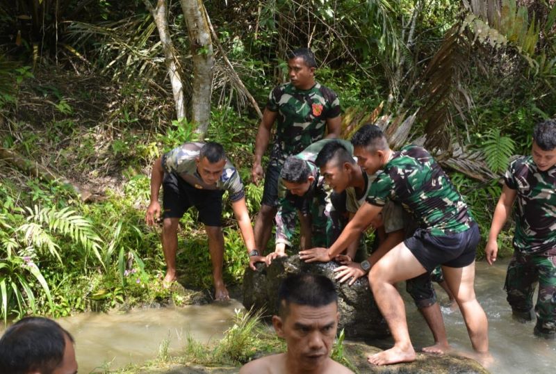 Usai Dihantam Banjir, Satgas TMMD Kembali Benahi Kolam Pompa Hidram di STM Hulu