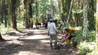 Warga Antusias Bantu Pembangunan Jalan di TMMD 121 Kodim 0204/DS