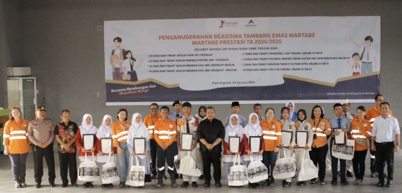 Ratusan Pelajar dari Keluarga Prasejahtera di Tapsel Terima Beasiswa Martabe Prestasi