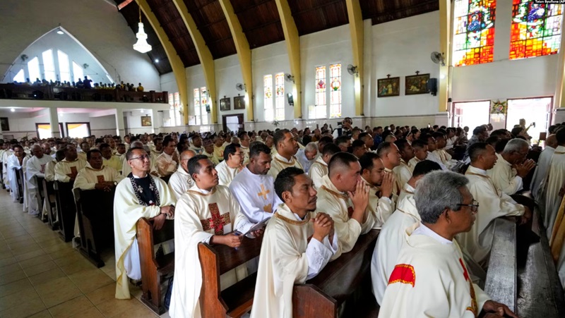 Di Tengah Meningkatnya Intoleransi, Indonesia Berupaya Atasi Kekurangan Imam Katolik