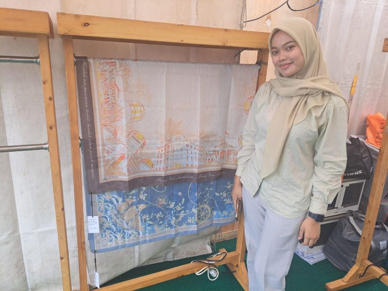 Hijab Unik Jadi Incaran Oleh-oleh di Venue PON 2024