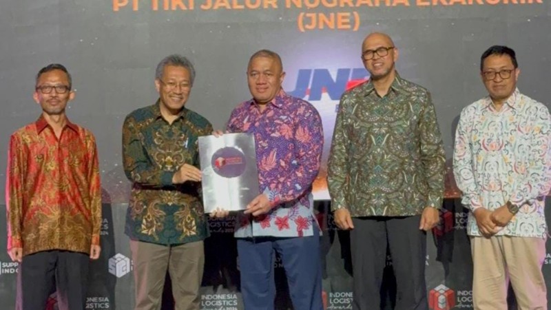 JNE Kembali Raih Penghargaan Courier of The Year di Indonesia Logistic Awards 2024