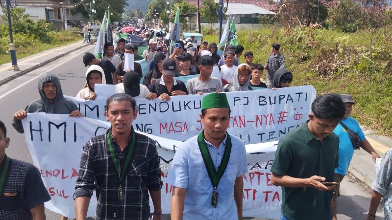 Massa HMI Desak DPRD Tapteng Tidak Bertolak Belakang dengan Aspirasi Masyarakat