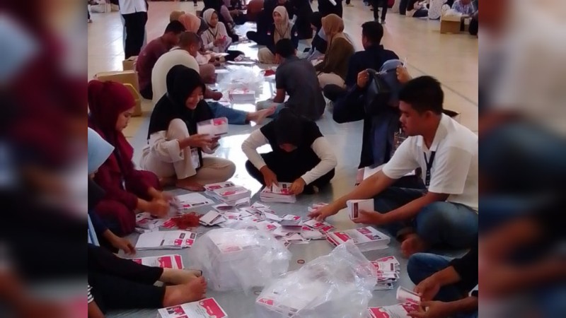 130 Warga Aceh Selatan Terlibat dalam Sortir dan Lipat Surat Suara Pemilihan 2024
