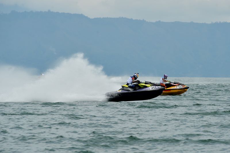 Hari Kedua Aquabike World Championship 2024 Sukses, Rider Prancis Francois Medori Raih Kemenangan di Pantai Silalahi