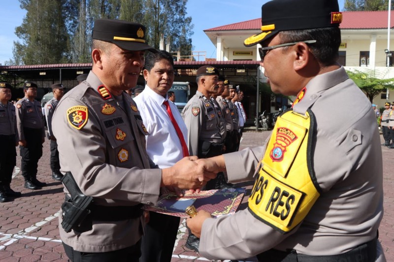 Kapolres Tanah Karo Berikan Penghargaan kepada Personel Berprestasi, Dorong Semangat Tinggi Jelang Pilkada 2024