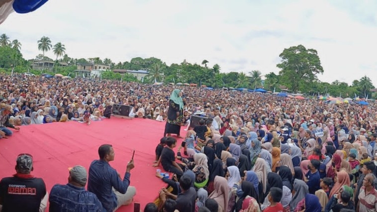 Lautan Massa Padati Kampanye Paslon IDAMAN di Lapangan Bola Kaki Pegasus