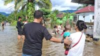 Masinton Pasaribu Tinjau Banjir di Aek Tolang Berikan Bantuan Makan