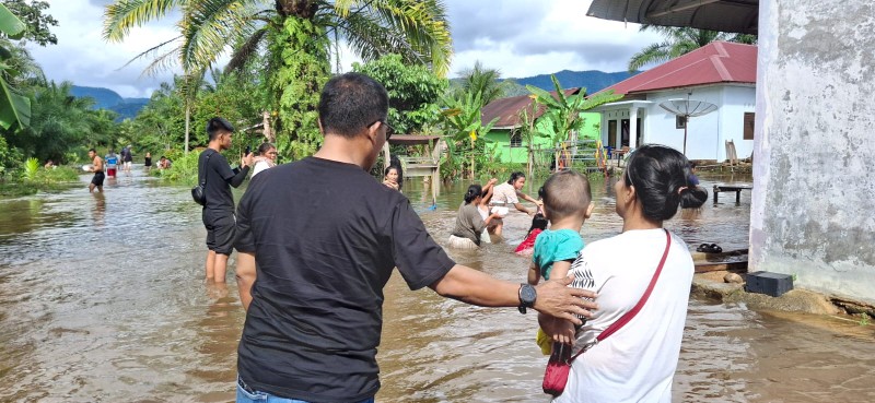 Masinton Pasaribu Tinjau Banjir di Aek Tolang Berikan Bantuan Makan