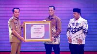 Pj Gubernur Sumut Agus Fatoni Raih Penghargaan Tokoh Inspiratif dan Sahabat Guru pada Sumut Inspiring Teacher 2024