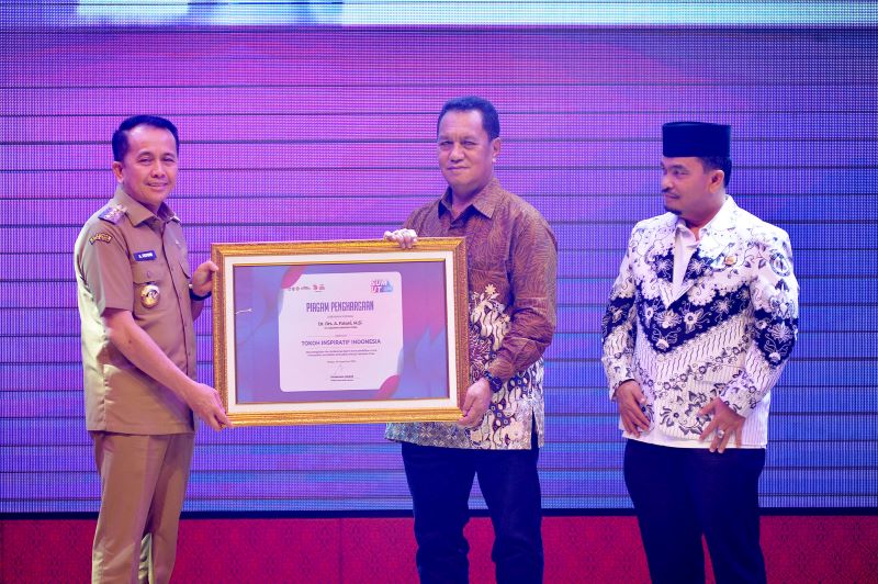 Pj Gubernur Sumut Agus Fatoni Raih Penghargaan Tokoh Inspiratif dan Sahabat Guru pada Sumut Inspiring Teacher 2024