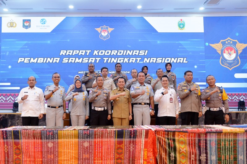 Pj Gubernur Sumut Agus Fatoni Terima Penghargaan Tim Pembina Samsat Terbaik Nasional