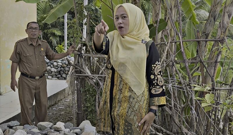 Suhaida Tanggap Cepat Keluhan Kepsek SDN Panton Luas Baru, Janjikan Perbaikan Infrastruktur Sekolah yang Tergerus Abrasi