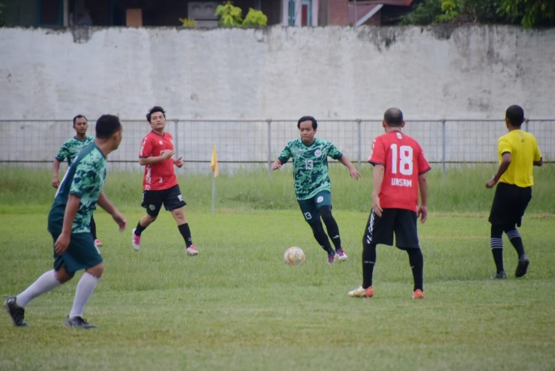 UNIMED dan UNSAM Perkuat Silaturahmi Lewat Laga Persahabatan Sepak Bola di Stadion Langsa