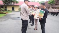 Bingkisan Natal Wujud Kepedulian Kapolres Binjai kepada Anggota dan Mitra Media Bingkisan Natal: Wujud Kepedulian Kapolres Binjai kepada Anggota dan Mitra Media