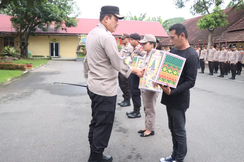 Bingkisan Natal: Wujud Kepedulian Kapolres Binjai kepada Anggota dan Mitra Media