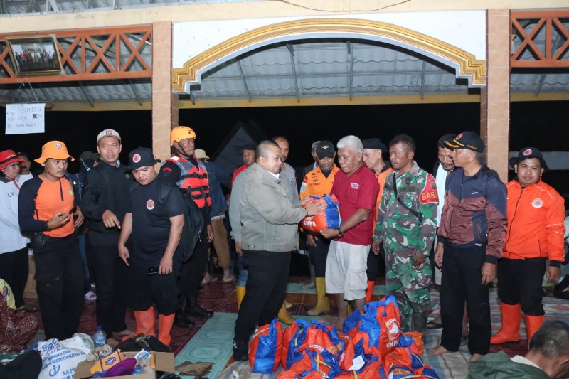 Bupati Tapsel Tinjau Pengungsi Korban Banjir di Tantom Angkola: Pemerintah Siapkan Langkah Cepat dan Strategis