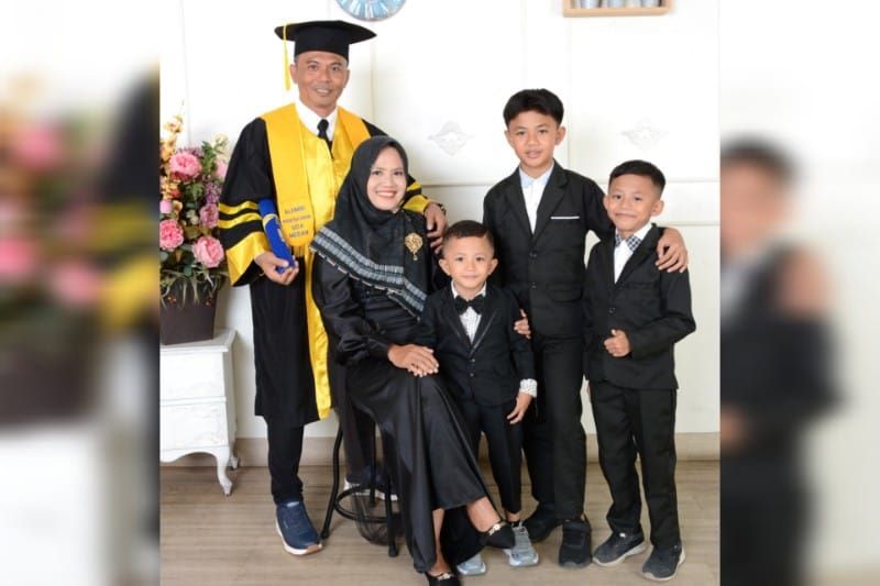 Pimpinan Umum KLIKSUMUT.COM, Waliyono, Raih Gelar Magister Ilmu Komunikasi di Universitas Darma Agung