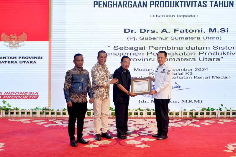 Pj Gubernur Fatoni Serahkan Penghargaan Siddhakarya Sumut 2024, Dorong Produktivitas dan Inovasi Perusahaan