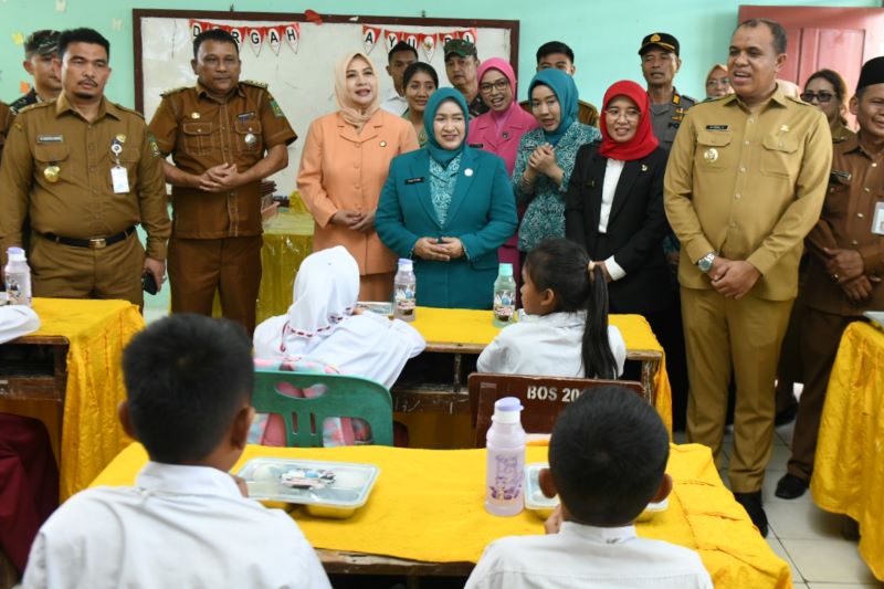 Program Makan Sehat Bergizi Gratis Diluncurkan di Langkat, Pj Ketua TP PKK Sumut Apresiasi Komitmen Membangun Generasi Emas