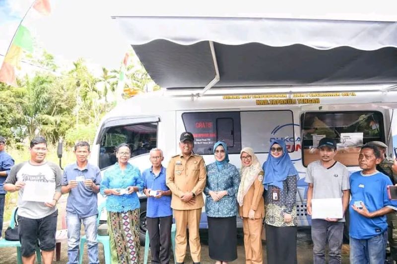 Ringankan Beban Masyarakat, Pj. Bupati Sugeng Riyanta Resmikan Mobil Pelayanan Keliling Disdukcapil Tapteng