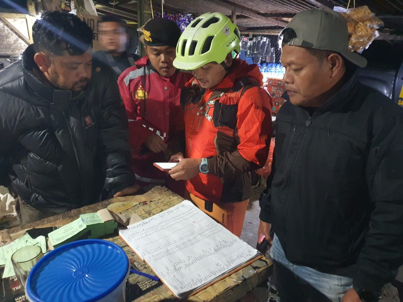 Terkena Paparan Suhu Dingin, Polres Karo Evakuasi Pendaki dari Puncak Sibayak dengan Selamat