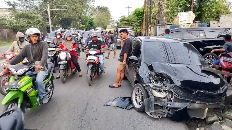 Kecelakaan di Jalan Lintas Medan – Aceh: Dua Kendaraan Rusak Parah, Ibu dan Anak Luka-Luka