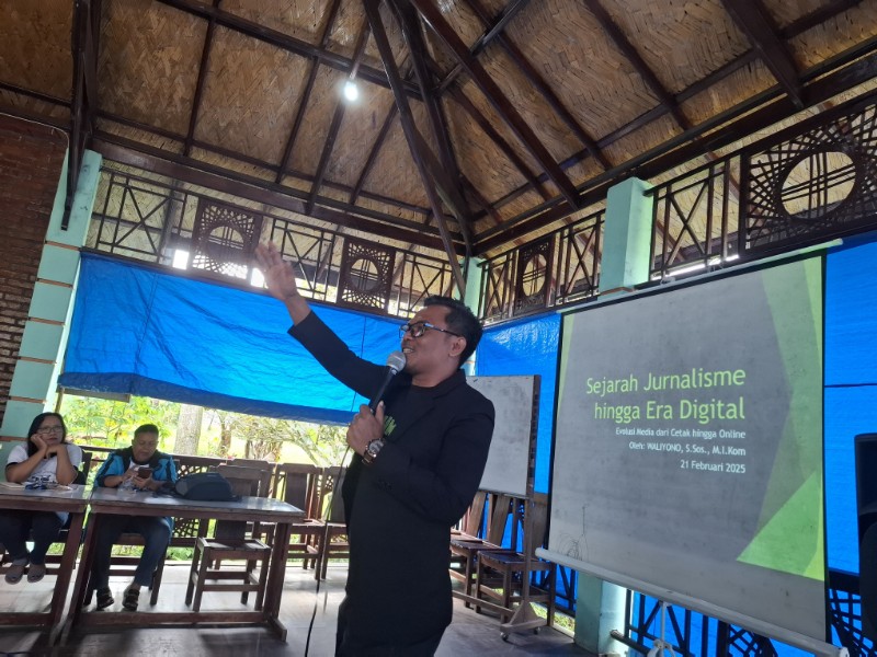 Pimpinan Umum KLIKSUMUT.COM Berikan Pelatihan Jurnalistik bagi Karyawan Yayasan Ate Keleng Parpem GBKP
