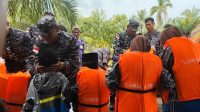 TNI AL TBA Bagikan Life Jacket untuk Pelajar Pengguna Sampan, Wujud Kepedulian terhadap Keselamatan