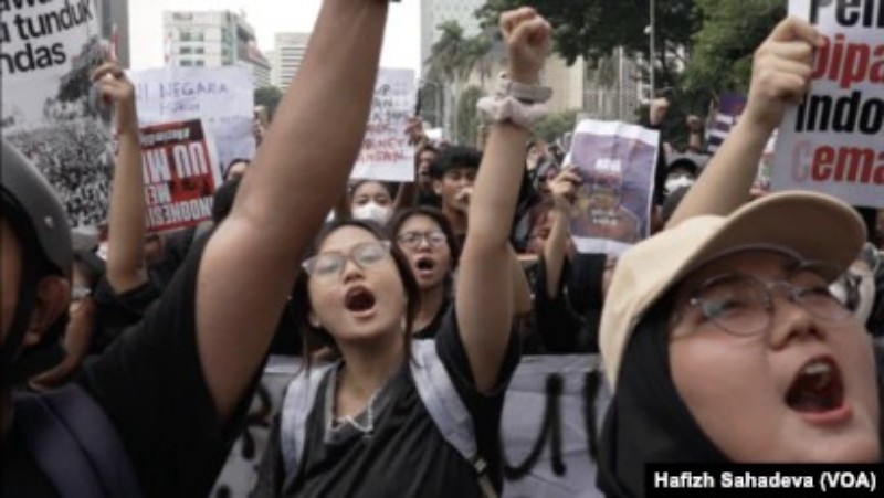 Tolak Kebijakan 'Cek Ombak', Ribuan Massa Lanjut Demo #IndonesiaGelap