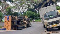 Dump Truk Pengangkut Batu Kerikil Terbalik di Leter S Dairi, Lalu Lintas Sempat Macet Panjang Dump Truk Pengangkut Batu Kerikil Terbalik di Leter S Dairi, Lalu Lintas Sempat Macet Panjang