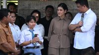 Gubernur Bobby Nasution Beri Beasiswa Penuh untuk Kakak Beradik Yatim Piatu di Nias Gubernur Bobby Nasution Beri Beasiswa Penuh untuk Kakak Beradik Yatim Piatu di Nias