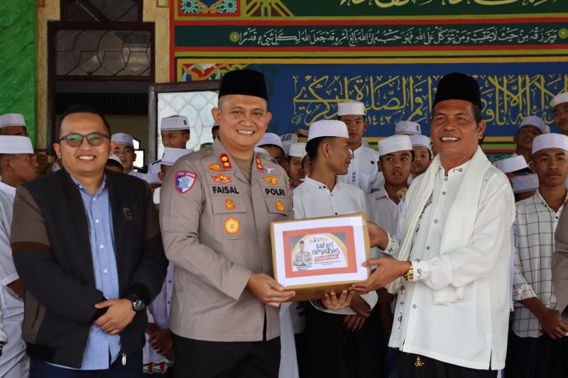 Kapolres Dairi Sambangi Pesantren, Tingkatkan Iman dan Berbagi Kebahagiaan di Ramadan