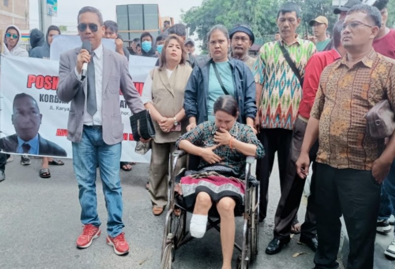 Laporan Tak Kunjung Ditanggapi, Masa JPMD dan Keluarga Korban Malpraktek RS Mitra Sejati Demo di Polda Sumut