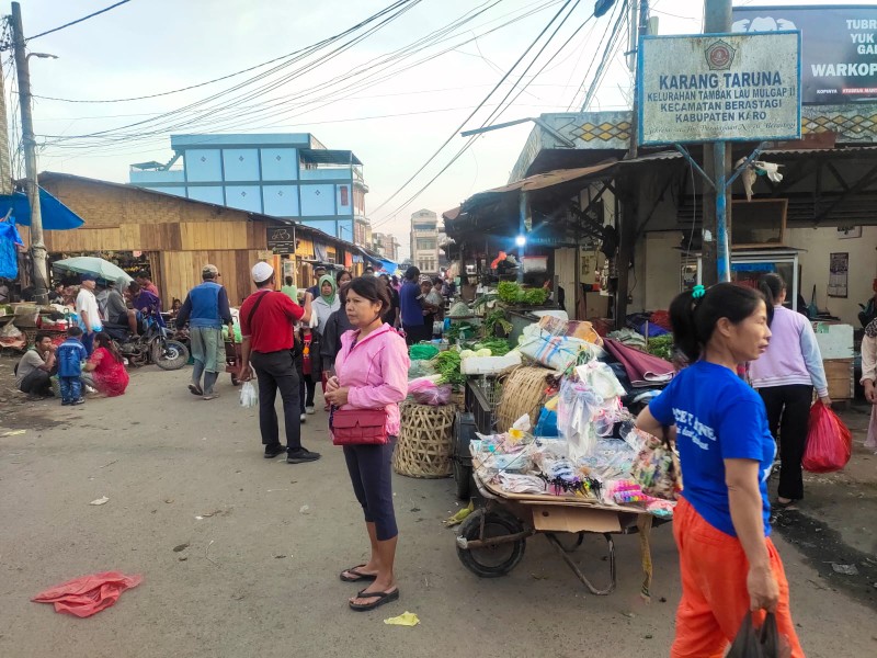 PKL Kembali Kuasai Jalan Penghasilan Berastagi, Satpol PP Karo Dinilai Tak Berdaya