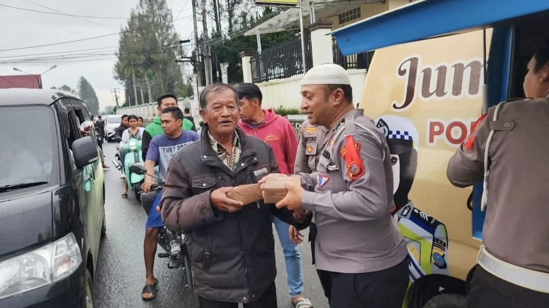 Satlantas Polres Karo Bagikan Takjil, dan Edukasi Keselamatan Berlalu Lintas