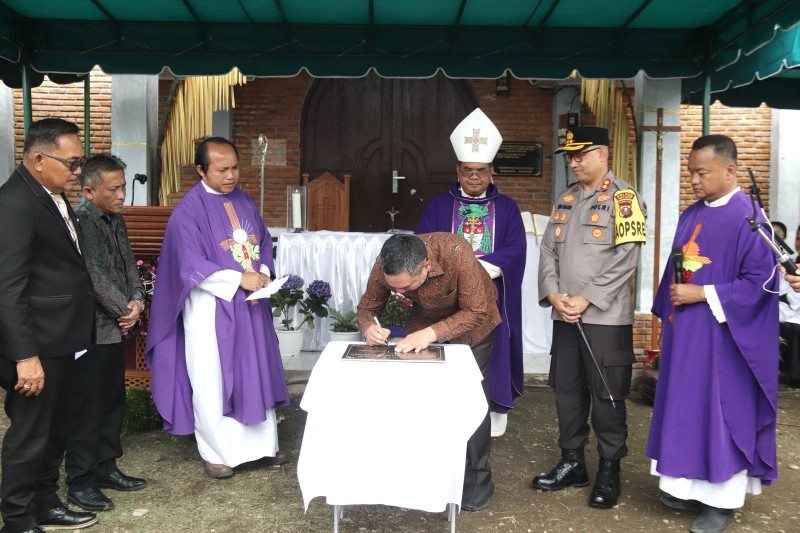 Bupati Pakpak Bharat Resmikan Gereja Katolik Santo Petrus dan Paulus Resdes Raden, Bukti Sinergi Iman dan Pembangunan Daerah