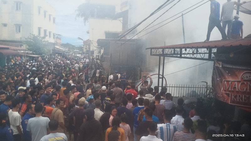 Rumah Warga di Sibolga Ludes Terbakar, Api Diduga Berasal dari Lantai Dua